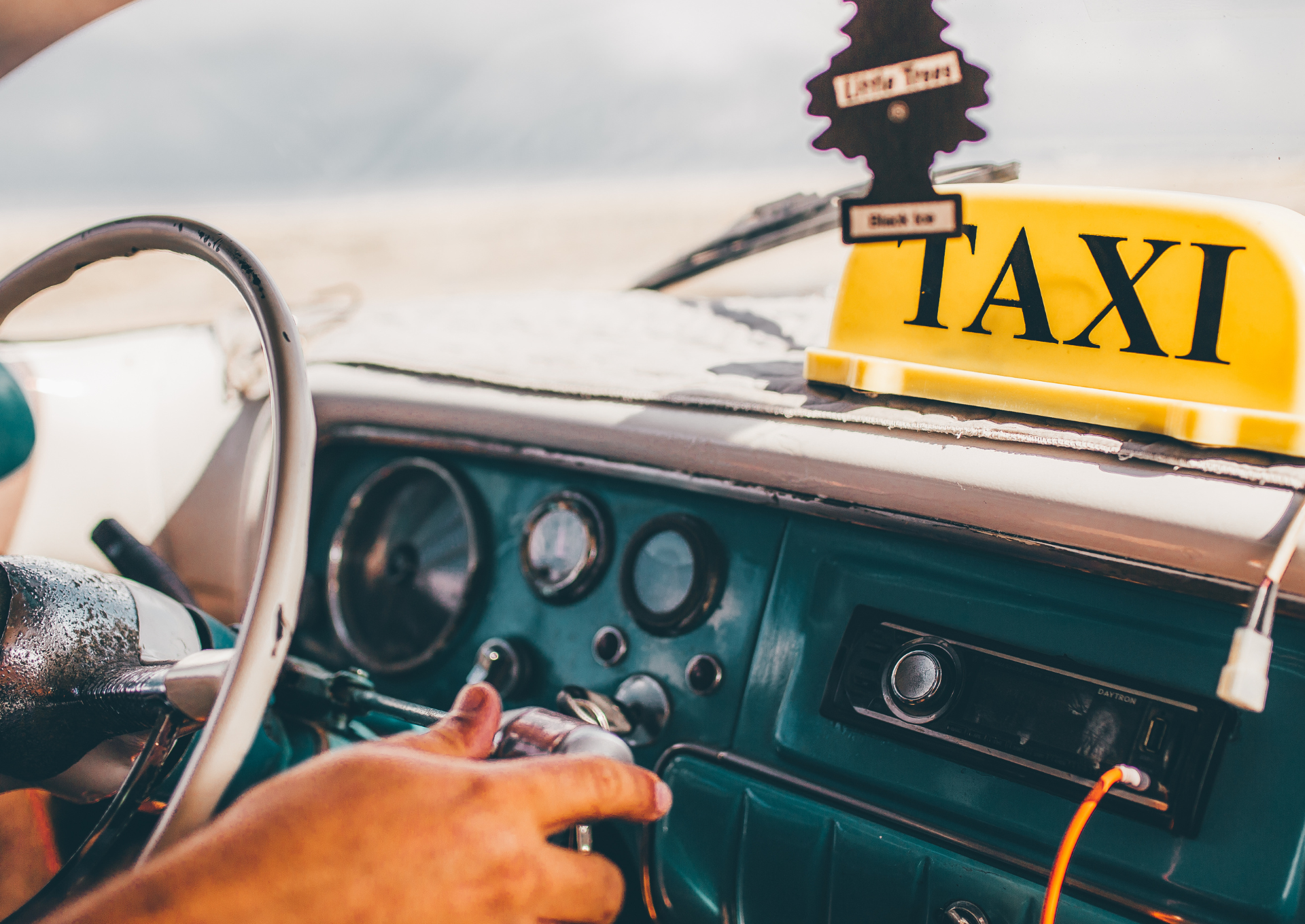Mężczyzna korzysta z kasy fiskalnej jeżdżąc taksówką